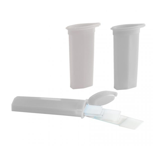 Kit di Eurofins Genoma per la raccolta del Pap test, comprendente vetrini e portavetrini, con istruzioni per l'inserimento dei campioni nei sacchetti BIOHAZARD per un trasporto sicuro.